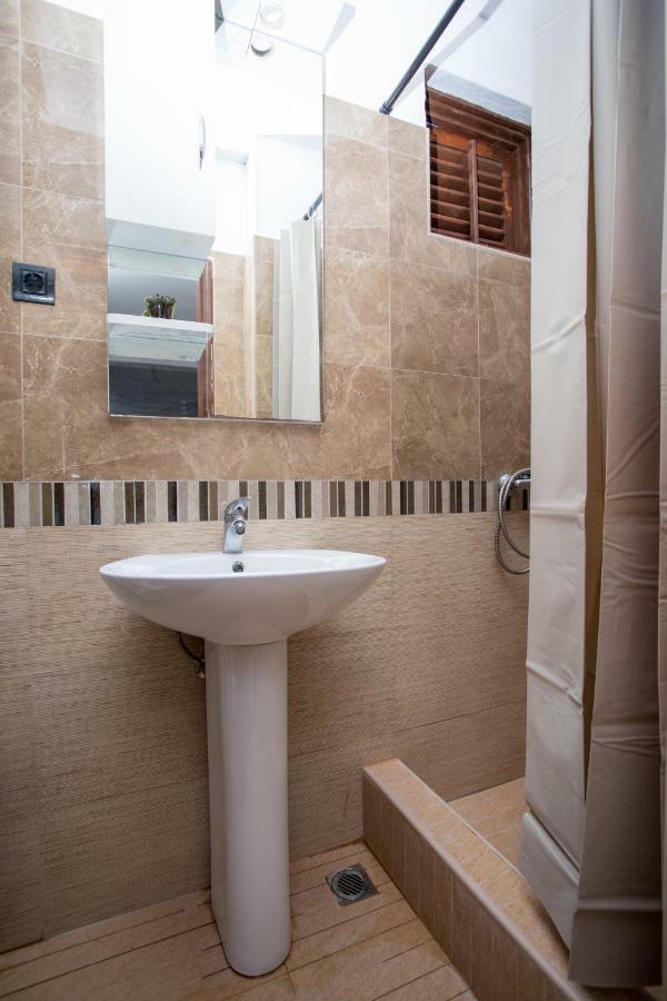 Guest House Zuber บุดวา ภายนอก รูปภาพ